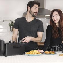 Cleanfry 3 L Black+ Freidora eléctrica 3 litros de acero inoxidable con filtro OilCleaner que mantiene el aceite limpio. Lacada en negro, con 2000 W de potencia y 3 litros de capacidad. Tapa con ventana y filtro antiolores. CleanFry 3 L Black de Cecotec.