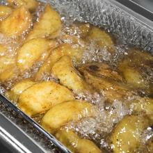 Cleanfry 3 L Full Inox Freidora eléctrica 3 litros de acero inoxidable con filtro OilCleaner que mantiene el aceite limpio. Con 2000 W de potencia y 3 litros de capacidad. Cuerpo, cubeta, tapa y cestillo de acero inoxidable. Tapa con ventana y filtro antiolores. CleanFry 3 L Full Inox.