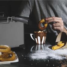 Cleanfry 3 L Full Inox Freidora eléctrica 3 litros de acero inoxidable con filtro OilCleaner que mantiene el aceite limpio. Con 2000 W de potencia y 3 litros de capacidad. Cuerpo, cubeta, tapa y cestillo de acero inoxidable. Tapa con ventana y filtro antiolores. CleanFry 3 L Full Inox.