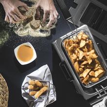 Cleanfry 3 L Full Inox Freidora eléctrica 3 litros de acero inoxidable con filtro OilCleaner que mantiene el aceite limpio. Con 2000 W de potencia y 3 litros de capacidad. Cuerpo, cubeta, tapa y cestillo de acero inoxidable. Tapa con ventana y filtro antiolores. CleanFry 3 L Full Inox.