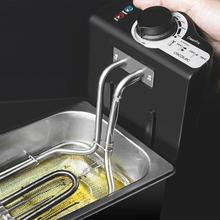 Cleanfry 3 L Full Inox Freidora eléctrica 3 litros de acero inoxidable con filtro OilCleaner que mantiene el aceite limpio. Con 2000 W de potencia y 3 litros de capacidad. Cuerpo, cubeta, tapa y cestillo de acero inoxidable. Tapa con ventana y filtro antiolores. CleanFry 3 L Full Inox.