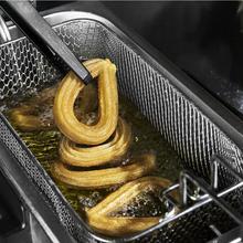 Cleanfry 3 L Full Inox Freidora eléctrica 3 litros de acero inoxidable con filtro OilCleaner que mantiene el aceite limpio. Con 2000 W de potencia y 3 litros de capacidad. Cuerpo, cubeta, tapa y cestillo de acero inoxidable. Tapa con ventana y filtro antiolores. CleanFry 3 L Full Inox.