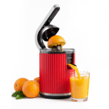 Presse-agrumes électrique rétro Xqueeze RetroJuice 600 rouge pour oranges et agrumes, puissance 600 W, filtre en acier inoxydable, cône en plastique, levier d'extraction de la pulpe et système anti-goutte.