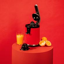 Presse-agrumes électrique rétro Xqueeze RetroJuice 600 rouge pour oranges et agrumes, puissance 600 W, filtre en acier inoxydable, cône en plastique, levier d'extraction de la pulpe et système anti-goutte.