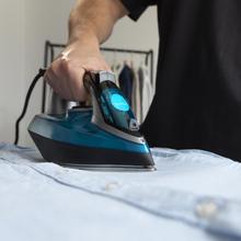 Fast&Furious 5060 Ultra Steam Plancha de vapor ultrapotente de 3200 W, con sistema de apagado automático, vapor continuo de 70 g/min y golpe de vapor de 270 g/min. Sistema antigoteo, selector de temperatura y doble suela cerámica.