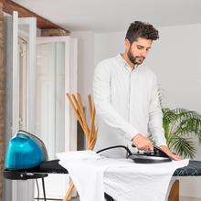 Fast&Furious 8060 Ultra Steam Centro de planchado ultrapotente de 3000 W con 15 bares de presión, suela ultradeslizante Turbo Slide Pro con revestimiento de óxido de titanio y golpe de vapor de 750 g/min y 175 g/min de vapor continuo, caldera semindustrial de gran tamaño GeiserBoom. Modo Eco y sistema de limpieza automatico.