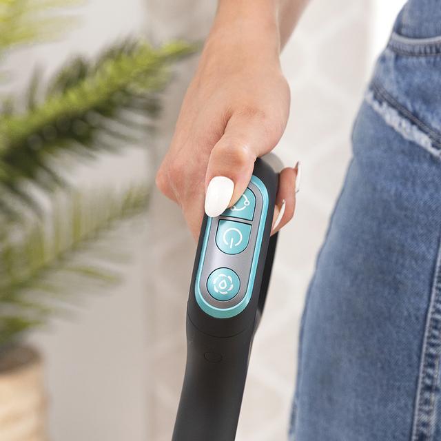 FreeGo Wash&Vacuum X-Treme Lavapavimenti elettrico da 200 W. Lava e aspira allo stesso tempo. 35 minuti di autonomia. Spazzola assorbente a rullo Wet Jalisco. Serbatoio d'acqua pulita da 700 ml e serbatoio d'acqua sporca da 700 ml. Tre modalità: Eco, Turbo e Asciugatura. Spray d’acqua automatico sul rullo. Base di autopulizia.