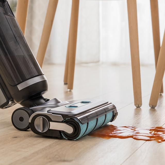 FreeGo Wash&Vacuum X-Treme Lavapavimenti elettrico da 200 W. Lava e aspira allo stesso tempo. 35 minuti di autonomia. Spazzola assorbente a rullo Wet Jalisco. Serbatoio d'acqua pulita da 700 ml e serbatoio d'acqua sporca da 700 ml. Tre modalità: Eco, Turbo e Asciugatura. Spray d’acqua automatico sul rullo. Base di autopulizia.