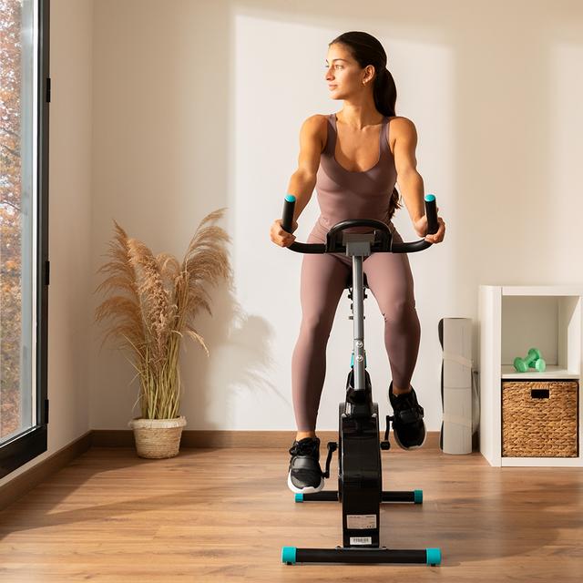 Bicicleta de spinning Drumfit Indoor 4000 Magnetic Connected Bicicleta indoor de resistencia magnética con volante de inercia de 4 kg, APP, resistencia ajustable manualmente, ruedas de transporte y soporte para tablet. Peso máximo de 120 kg y altura máxima 175 cm.