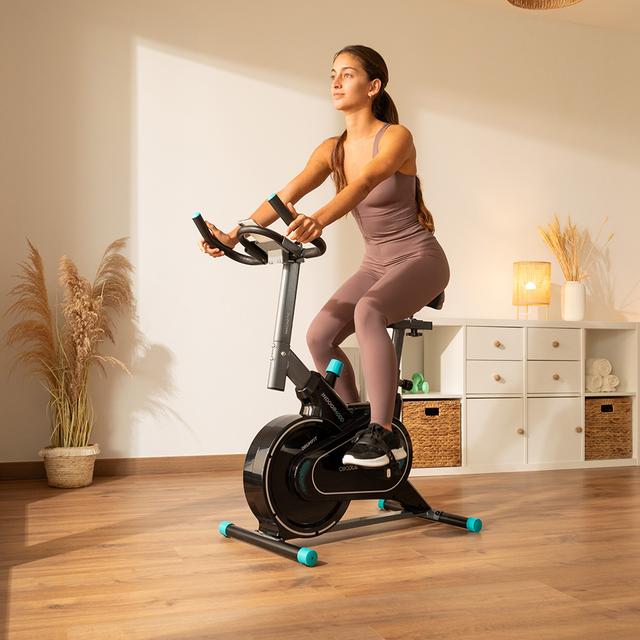 Bicicleta de spinning Drumfit Indoor 4000 Magnetic Connected Bicicleta indoor de resistencia magnética con volante de inercia de 4 kg, APP, resistencia ajustable manualmente, ruedas de transporte y soporte para tablet. Peso máximo de 120 kg y altura máxima 175 cm.