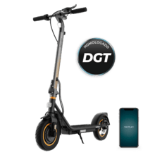 Bongo D30 XL Connected + Phone holder Patinete eléctrico con potencia máxima de  700W y neumáticos de 10" que permite superar pendientes y desplazarse por cualquier superficie cómodamente. Con autonomía de hasta 30 km. Incluye acople porta teléfono para el manillar. Cumple con todos los requisitos de la nueva normativa española de circulación.