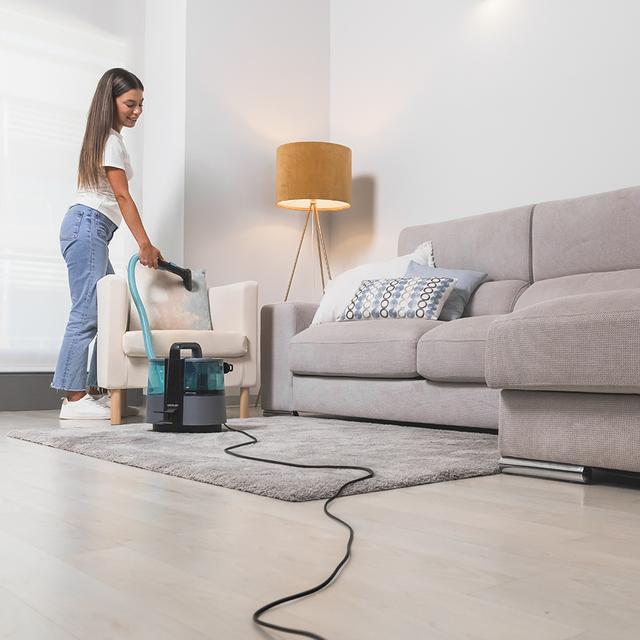 Conga 4000 Nettoyage Tapis et Taches XL Nettoyeur de tissus d'ameublement X-Treme d'une puissance de 600 W et d'une pression de 14 kPa. Deux réservoirs : eau propre et eau sale. Pulvérisateur d'eau. Accessoire pour vitres et trois embouts d'aspiration.