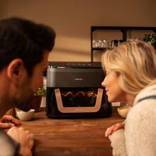 Cecofry&Grill Smokin' 11000 Plus Freidora de aire con triple grill en la parte superior e inferior para dorado perfecto y sabor de parrilla en carnes, ahumador, capacidad de 11 litros, potencia de 2900 W para platos saludables y pared divisoria móvil para optar entre dos cestillos con temperatura dual o convertirse en una sola cubeta.