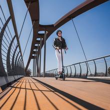 Bongo D20E Connected + Phone holder Patinete eléctrico ligero con potencia máxima de 500 W y una velocidad máxima de 20 km/h y hasta 20 Km de autonomía con conexión a App y phone holder