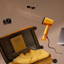 IronHero V-1500 Essential Ocean Défroisseur avec une semelle en céramique et 1500 W de puissance. Léger et attrayant pour l'emporter avec vous en voyage. 
Préchauffage rapide : Prêt en 30 secondes. Brosse en silicone incluse qui attrape les bouloches et les fils.