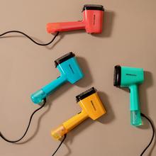 IronHero V-1500 Essential Ocean Défroisseur avec une semelle en céramique et 1500 W de puissance. Léger et attrayant pour l'emporter avec vous en voyage. 
Préchauffage rapide : Prêt en 30 secondes. Brosse en silicone incluse qui attrape les bouloches et les fils.