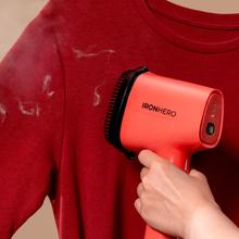 IronHero V-1500 Essential Ocean Défroisseur avec une semelle en céramique et 1500 W de puissance. Léger et attrayant pour l'emporter avec vous en voyage. 
Préchauffage rapide : Prêt en 30 secondes. Brosse en silicone incluse qui attrape les bouloches et les fils.