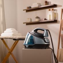 H-2400 Station Instant Steam Centro de planchado vertical de 2800 W con suela cerámica. Genera 150 g/min de vapor continuo y un golpe de vapor de 550 g/min,.Cuenta con bomba de agua automática, sistema antigoteo y tecnología de doble sistema de calentamiento Dual Steam Pro.