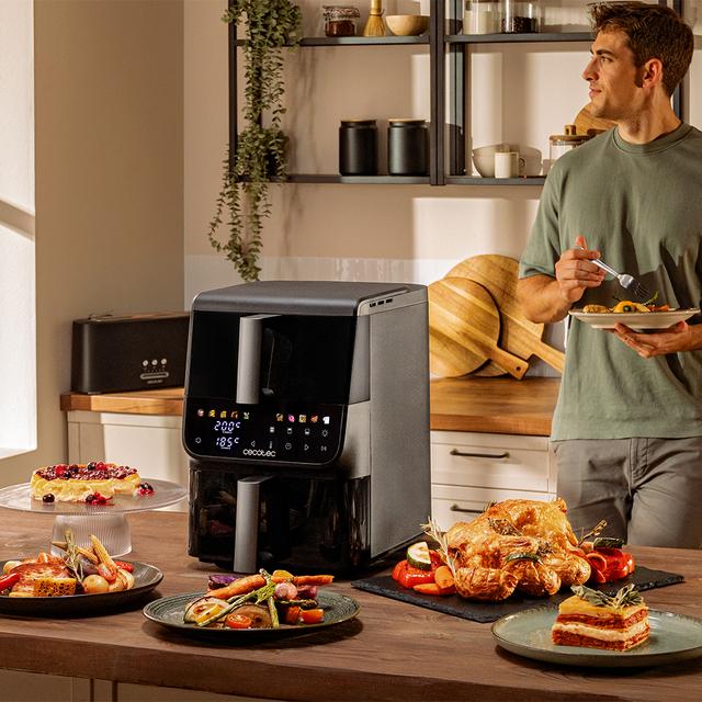 Freidora Cecotec DuoLevel 10000 en cocina con varios platos preparados