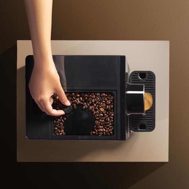 Cremmaet Cube Red Cafetera superautomática con diseño compacto con un rendimiento profesional, ideal para disfrutar de café de alta calidad. Con un solo toque, prepara café como un barista profesional.