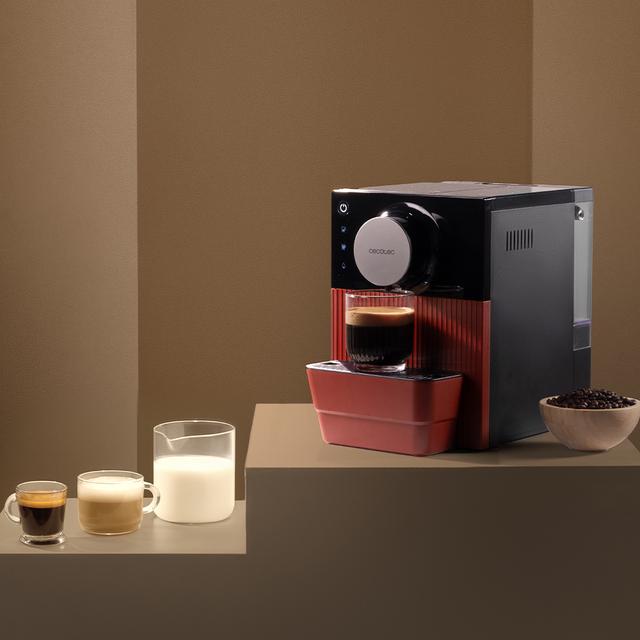 Cafetera CECOTEC Cremmaet Cube Red en cocina con café en grano