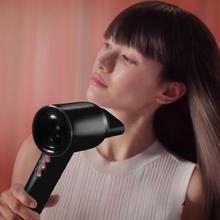 DryGlam Waves Black Sèche-cheveux avec moteur Brushless et technologie Plasma révolutionnaire, moteur de 1600 W 110000 tr/min, têtes à effet Coanda 4 en 1, écran numérique, contrôle intelligent de la chaleur, fonction mémoire et moteur silencieux.