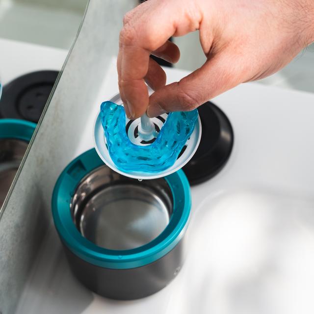 ToothCare Elite Clean Limpiador ultrasónico de férulas y dentaduras en solo 5 minutos con luz UV. Tiene un tanque de 200 ml. Seguro, eficiente y práctico, incluye pinzas para una extracción fácil.