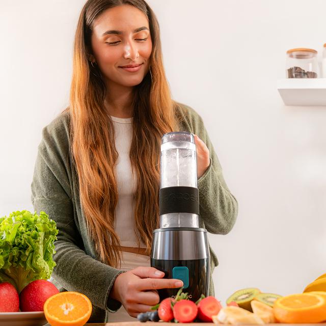 Power Titanium 900 ProGo Hand Juice Batidora De Smoothies Con 2 Vasos Portátiles de 570 ml, 4 Cuchillas De Titanio  Y 900 W.