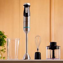 Power Pulsar 2300MAX Cream&Crush Milk frother Liquidificador manual de 2300 W de potência máxima, tecnologia Crossblades com lâminas de 4 folhas de aço inoxidável, pé XL extra longo, campânula anti-salpicos e seletor de velocidade com função turbo. Inclui copo de 700 ml com tampa, varas para bater claras e picador com lâmina para picar gelo.