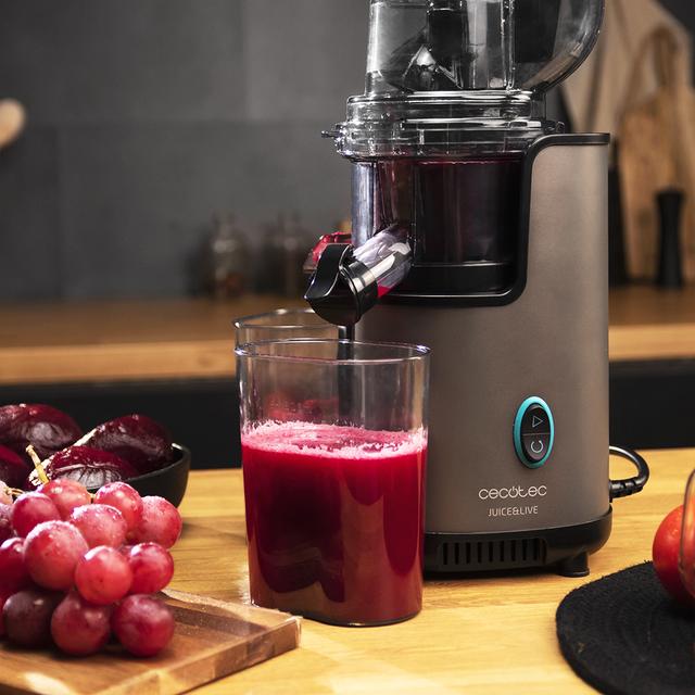 Juice&Live 2500 EasyClean brush Extracteur de jus de 200 W, filtre EasyClean facile à nettoyer et canal d’entrée XL pour fruits et légumes entiers.