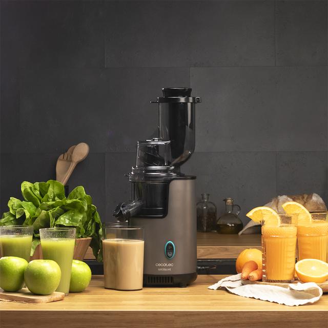 Juice&Live 2500 EasyClean brush Extracteur de jus de 200 W, filtre EasyClean facile à nettoyer et canal d’entrée XL pour fruits et légumes entiers.