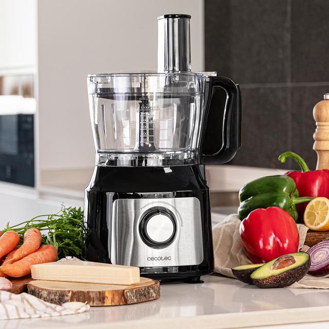 Robot culinaire Comino 1000 Spatula, 1000 W, 2 vitesses, fonction pulse, bol de 2 L. 3 disques de découpe : lame à hacher, lame à pétrir, disque à jus et disque à crémer. Corps en plastique et acier inoxydable.