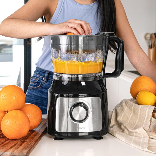 Robot culinaire Comino 1000 Spatula, 1000 W, 2 vitesses, fonction pulse, bol de 2 L. 3 disques de découpe : lame à hacher, lame à pétrir, disque à jus et disque à crémer. Corps en plastique et acier inoxydable.