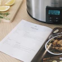 Chupchup Matic Spatula Olla de cocción lenta digital ovalada con 240 W. Pantalla LCD. 5,5 litros de capacidad. Dos niveles de potencia + función mantener caliente. Tapa de cristal. Cubeta cerámica y extraíble.