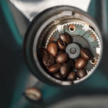 SteelMill 2000 Adjust max Moulin à café électrique et en acier inoxydable avec 150 W de puissance, 17 niveaux de mouture et capacité pour remplir 12 tasses de café.