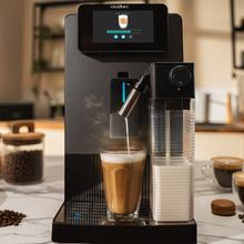 Cremmaet Latte Jar Machine à café compacte super automatique avec 19 bars, réservoir à lait et système Thermoblock.