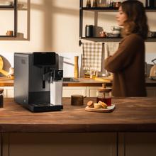 Cremmaet Latte Art Kompakter Kaffeevollautomat mit 19 bar, Milchbehälter und Thermoblock-System.