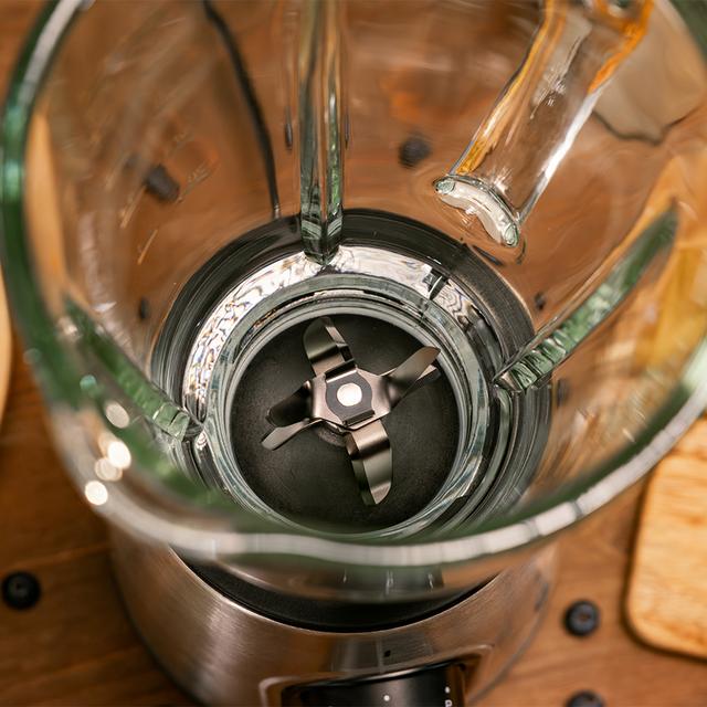 Power Black Titanium 2300MAX Inox Pro Batidora de vaso con acabados en acero inoxidable de 2300 W de máxima potencia, con cuchilla con recubrimiento de titanio negro y 1,8 L de capacidad. Incluye filtro para licuados sin pulpa.