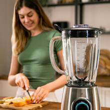 Power Black Titanium 2300MAX Inox Pro Batidora de vaso con acabados en acero inoxidable de 2300 W de máxima potencia, con cuchilla con recubrimiento de titanio negro y 1,8 L de capacidad. Incluye filtro para licuados sin pulpa.