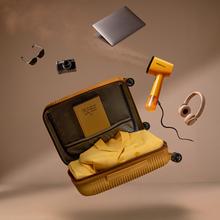 IronHero V-1500 Essential Mint Plancha vertical con suela cerámica y 1500 W de potencia. Ligera y atractiva para poder llevarla contigo de viaje. Calentamiento rápido: Lista en 30 segundos. Incluye accesorio de cepillo de silicona para atrapar pelusas e hilos.