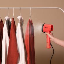 IronHero V-1500 Essential Berry Plancha vertical con suela cerámica y 1500 W de potencia. Ligera y atractiva para poder llevarla contigo de viaje. Calentamiento rápido: Lista en 30 segundos. Incluye accesorio de cepillo de silicona para atrapar pelusas e hilos.