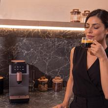 Cremmaet Stretta Cafetera superautomática con bomba de 19 bares, potencia de 1500 W y molinillo integrado. Prepara Espresso, Americano, Lungo y doble espresso con un solo toque. Diseño compacto con pantalla táctil LED, limpieza automática y mantenimiento sencillo.