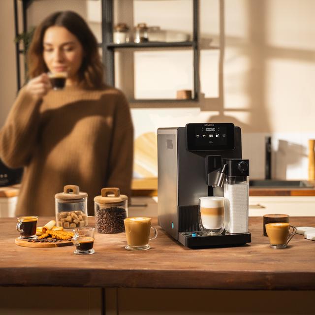 Cremmaet Latte Axis Cafetera superautomática compacta con 19 bares, tanque de leche y sistema Thermoblock.