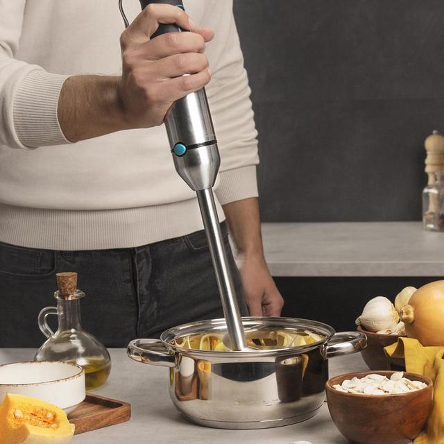 Power Titanblack 1500 XL Cream & Crush Batidora de mano de 1500 W, tecnología CrossBlades con cuchillas de 4 hojas con recubrimiento de titanio negro, pie XL extralargo, campana antisalpicaduras y selector de velocidad con función Turbo. Incluye vaso de 800 ml con tapa, varillas montaclaras y picadora con cuchilla pica hielo.
