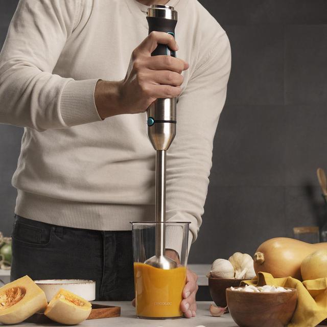 Power Titanblack 1500 XL Cream & Crush Batidora de mano de 1500 W, tecnología CrossBlades con cuchillas de 4 hojas con recubrimiento de titanio negro, pie XL extralargo, campana antisalpicaduras y selector de velocidad con función Turbo. Incluye vaso de 800 ml con tapa, varillas montaclaras y picadora con cuchilla pica hielo.