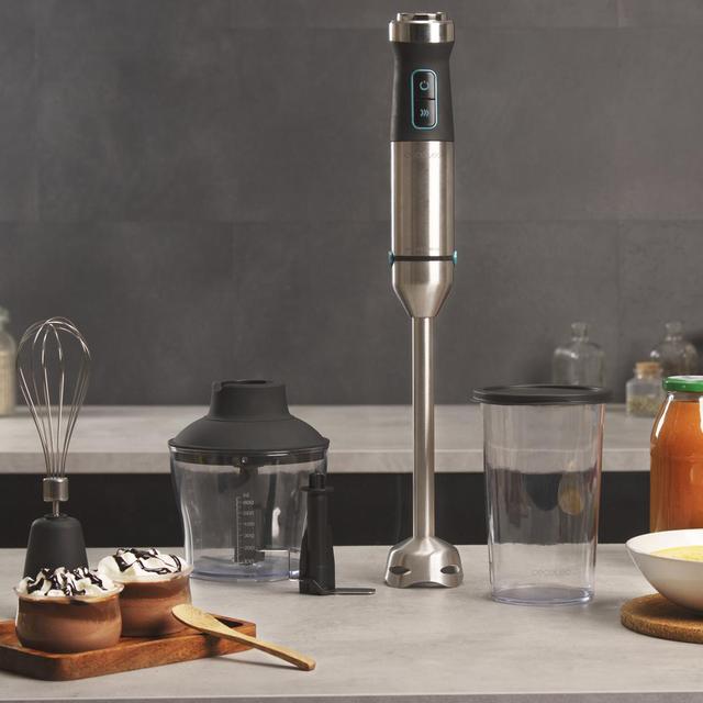 Power Titanblack 1500 XL Cream & Crush Batidora de mano de 1500 W, tecnología CrossBlades con cuchillas de 4 hojas con recubrimiento de titanio negro, pie XL extralargo, campana antisalpicaduras y selector de velocidad con función Turbo. Incluye vaso de 800 ml con tapa, varillas montaclaras y picadora con cuchilla pica hielo.