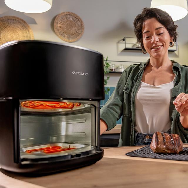 Cecofry&Grill 6500 Friteuse à air avec double élément chauffant pour un brunissement parfait et une saveur grillée sur les viandes, capacité de 6,5 litres et puissance de 2200 W pour des plats sains.