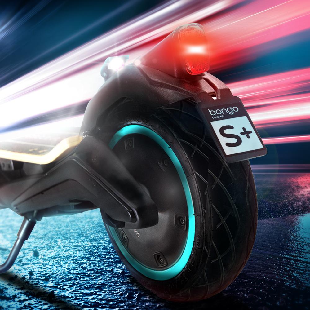 Imagen de una rueda de un patinete de la serie S+ Max Infinity cumpliendo con la normativa española de circulación