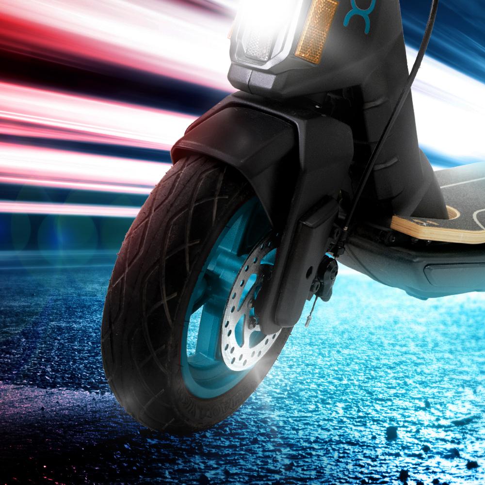 Imagen de rueda delantera de patinete eléctrico con suspensión trasera para una conducción deportiva y fluida