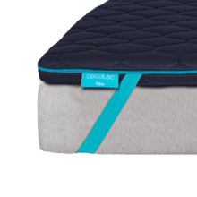 Surmatelas Flow TopDeluxe 100 % viscoélastique avec rembourrage de 7 cm de hauteur, quatre bandes élastiques antidérapantes pour une meilleure fixation et une housse extérieure amovible avec fermeture éclair.